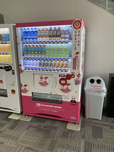 京田辺キャンパスに設置された自動販売機